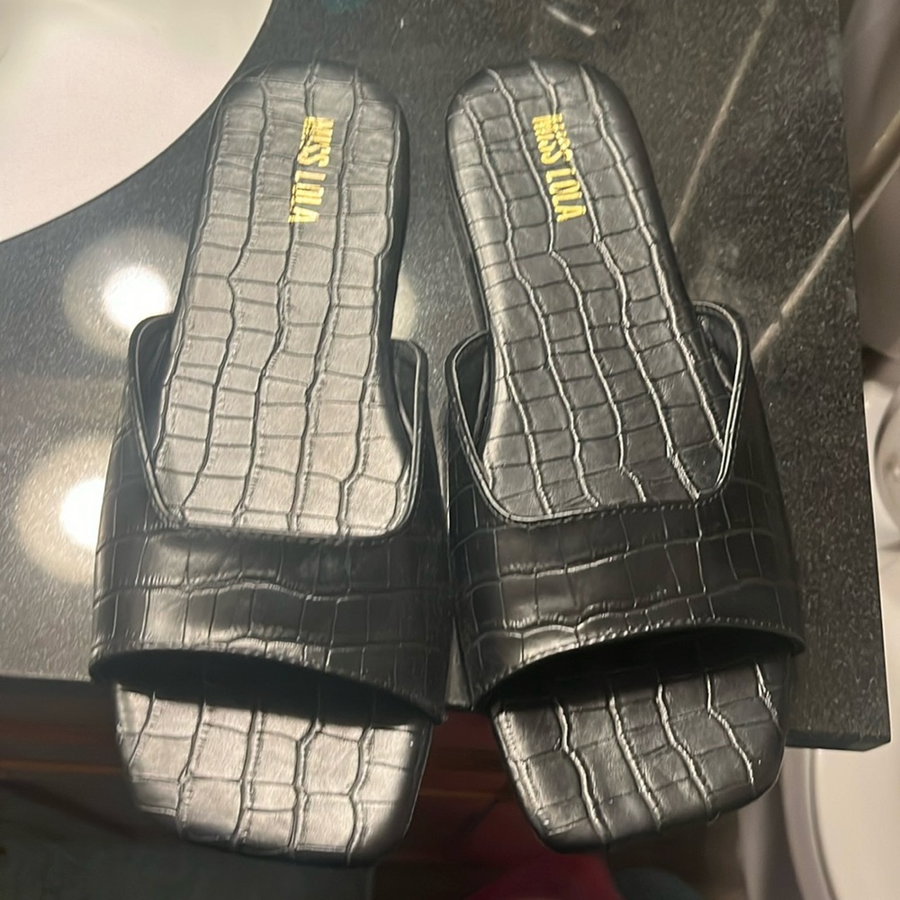 Woman’s Black slides